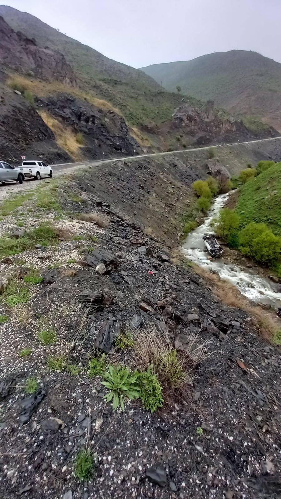 İşçileri taşıyan minibüs dereye devrildi; 2 ölü, 3 yaralı 2