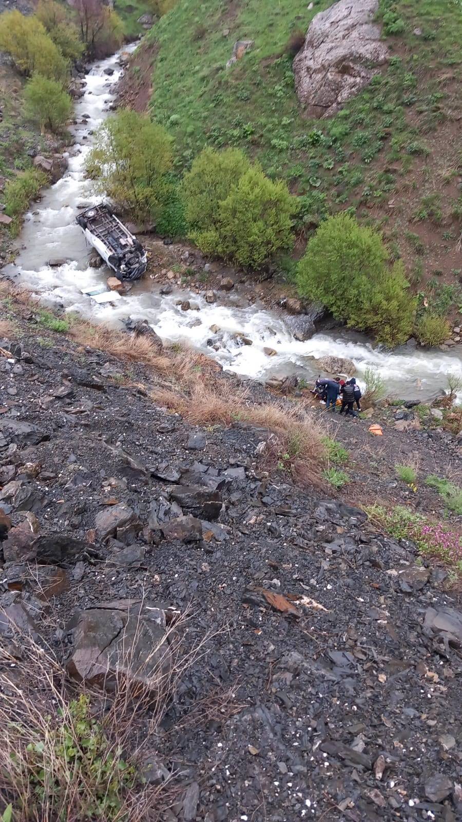 İşçileri taşıyan minibüs dereye devrildi; 2 ölü, 3 yaralı 3
