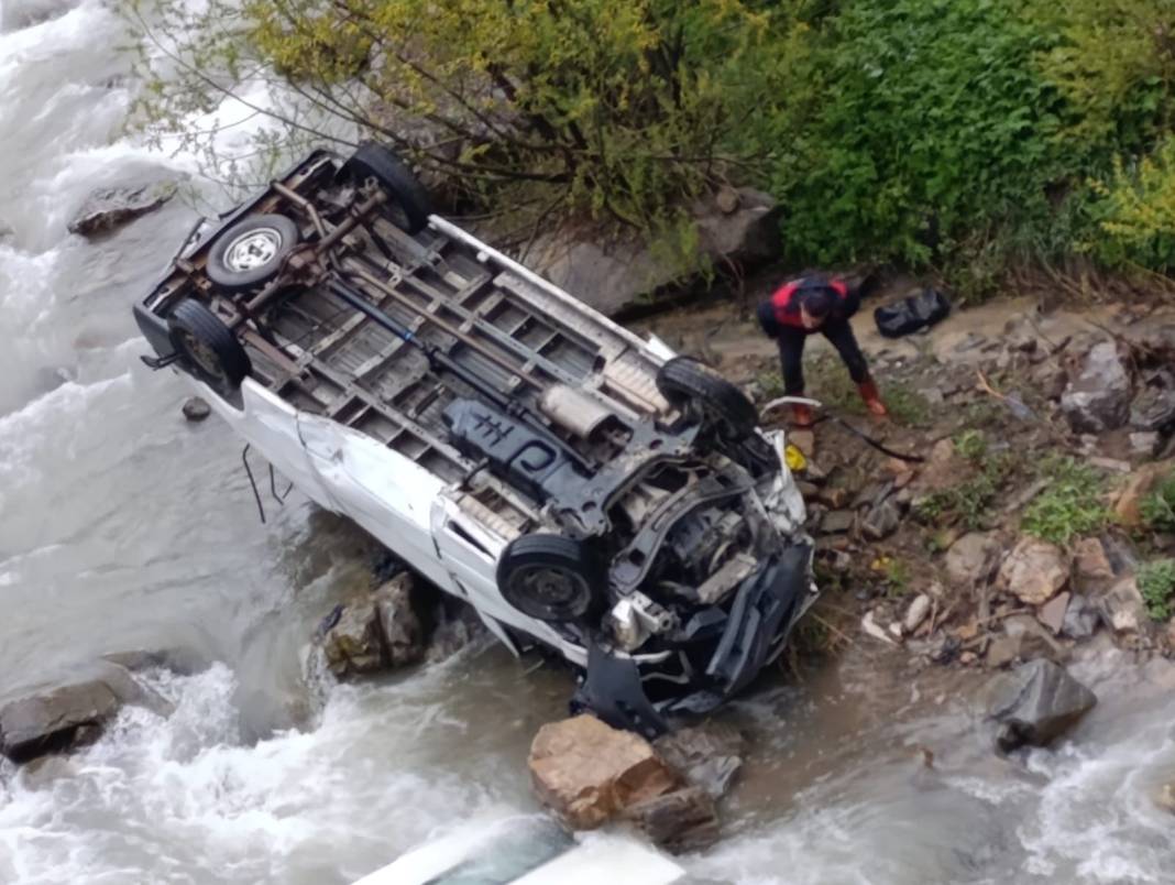 İşçileri taşıyan minibüs dereye devrildi; 2 ölü, 3 yaralı 6