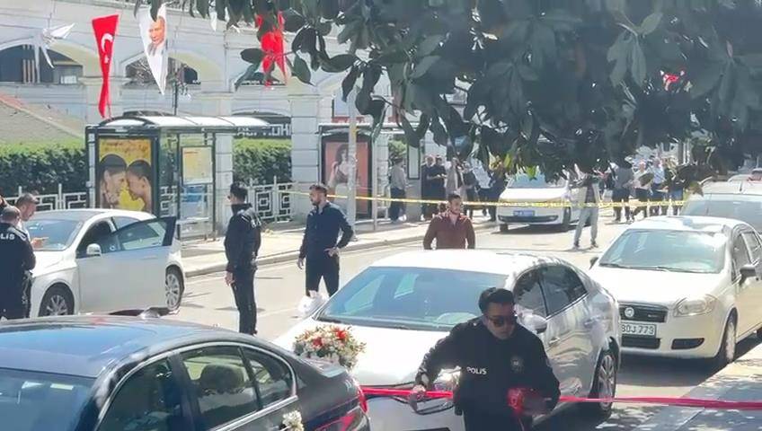 Motosikletle gelip otomobile ateş açtılar: 1 ölü 1