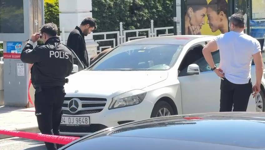 Motosikletle gelip otomobile ateş açtılar: 1 ölü 2