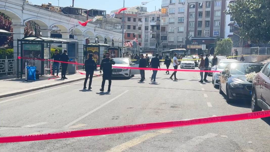 Motosikletle gelip otomobile ateş açtılar: 1 ölü 3