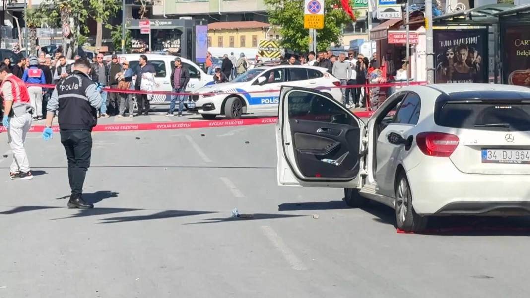 Motosikletle gelip otomobile ateş açtılar: 1 ölü 4