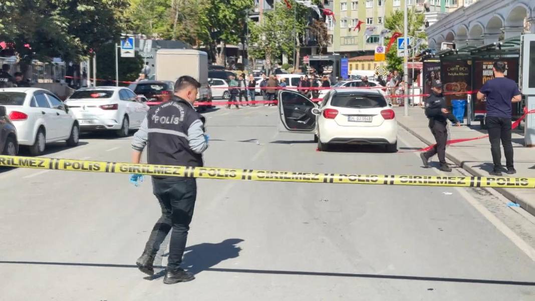 Motosikletle gelip otomobile ateş açtılar: 1 ölü 5