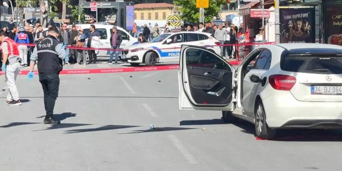 Motosikletle gelip otomobile ateş açtılar: 1 ölü