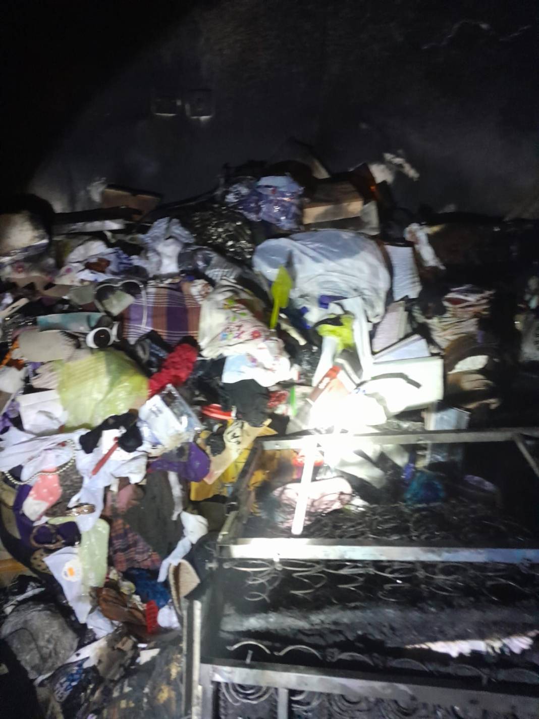 Çöp evde yangın: 2 ölü, 1 ağır yaralı 2