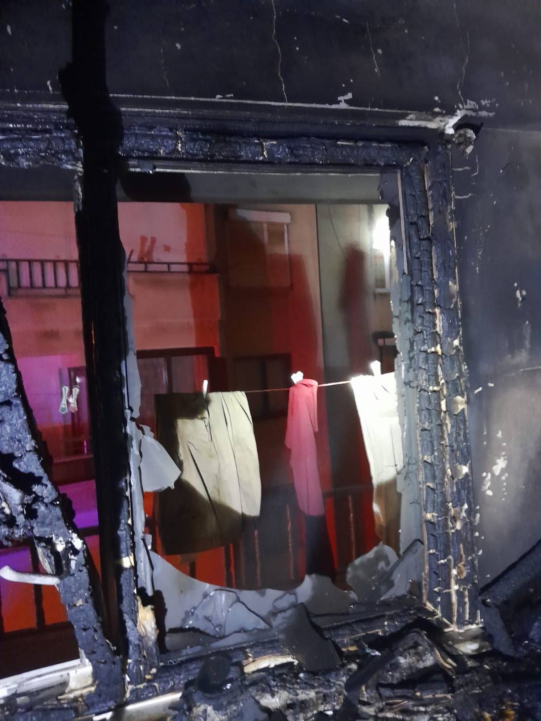 Çöp evde yangın: 2 ölü, 1 ağır yaralı 3