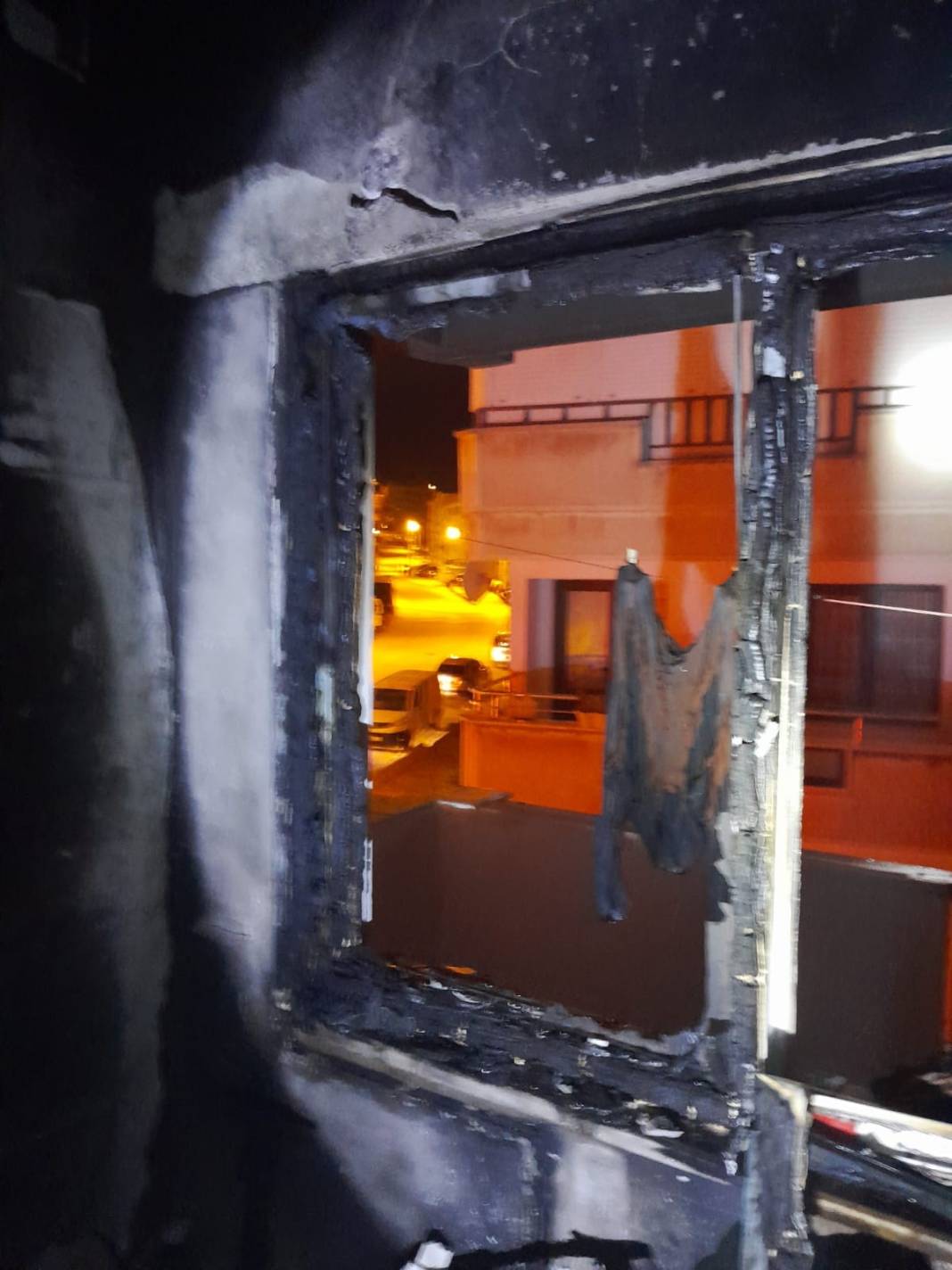 Çöp evde yangın: 2 ölü, 1 ağır yaralı 4