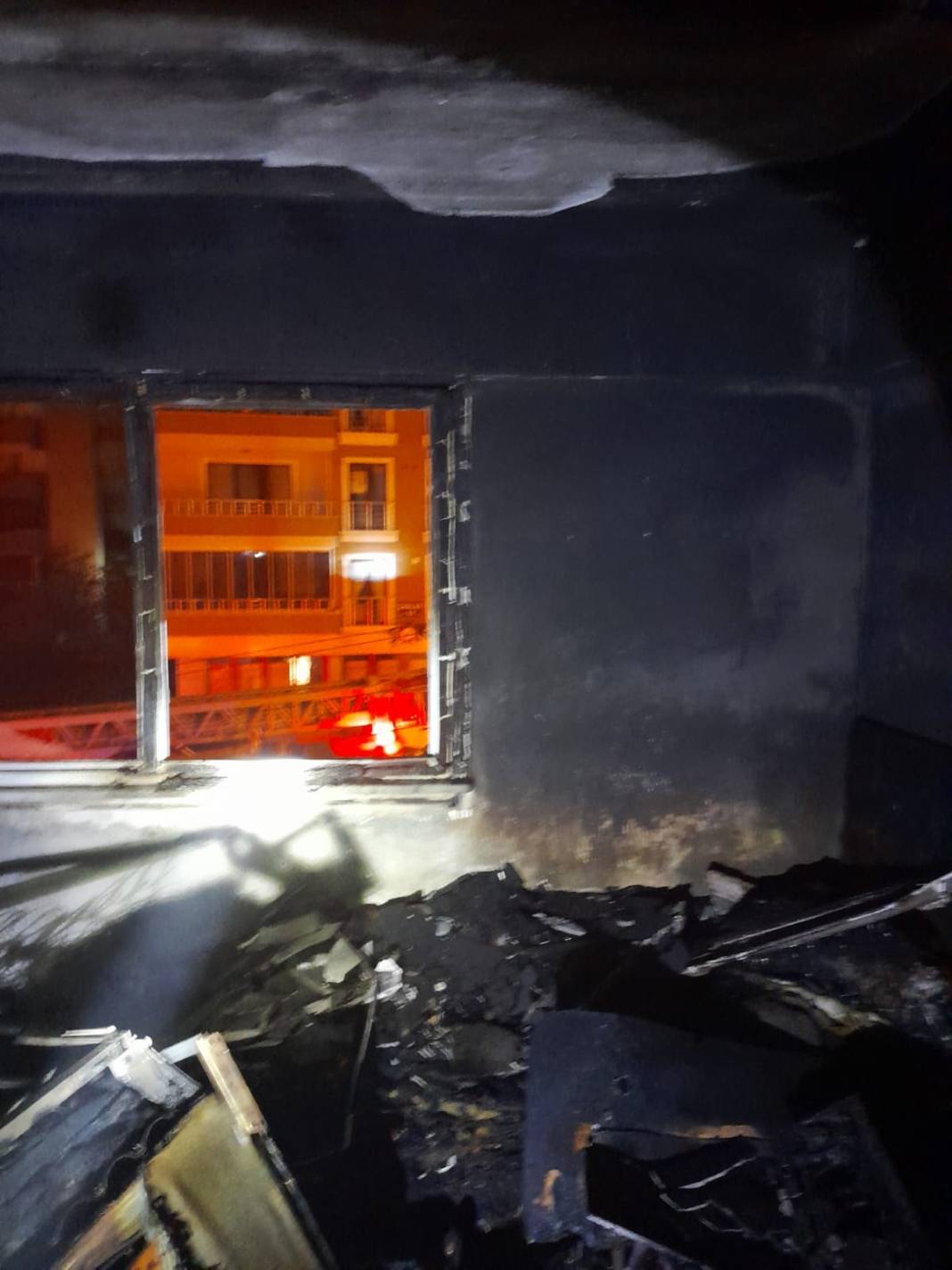 Çöp evde yangın: 2 ölü, 1 ağır yaralı 5