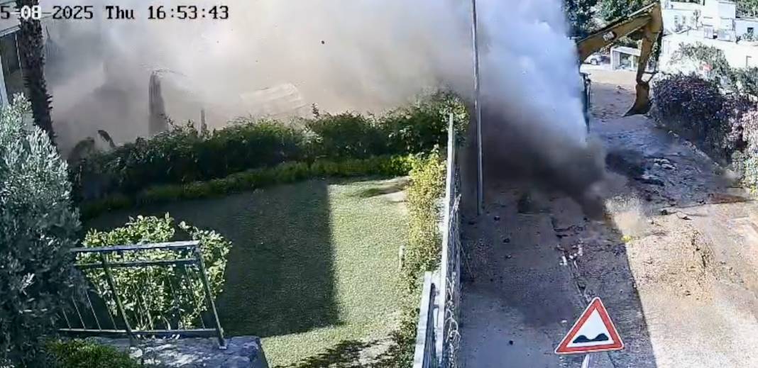 Su borusu bomba gibi patladı, site savaş alanına döndü 1