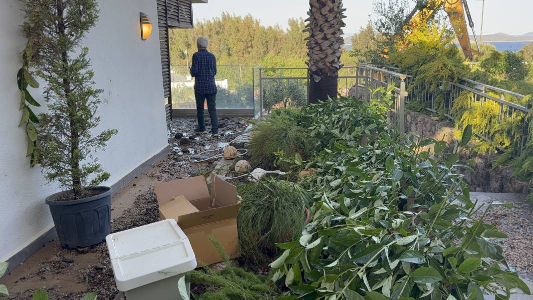 Su borusu bomba gibi patladı, site savaş alanına döndü 10