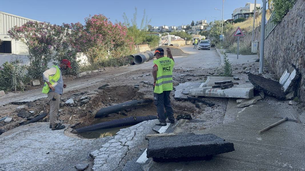 Su borusu bomba gibi patladı, site savaş alanına döndü 11