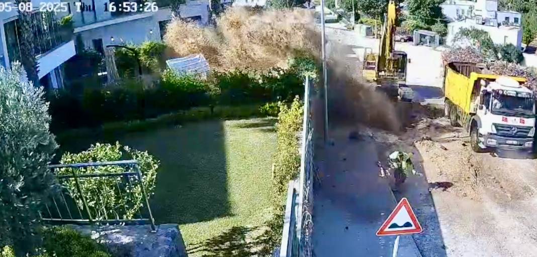 Su borusu bomba gibi patladı, site savaş alanına döndü 4