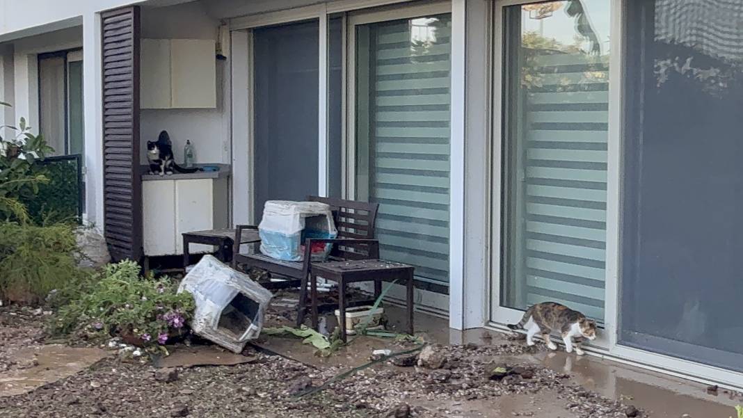 Su borusu bomba gibi patladı, site savaş alanına döndü 5