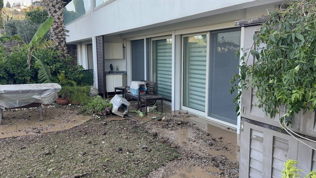 Su borusu bomba gibi patladı, site savaş alanına döndü 9