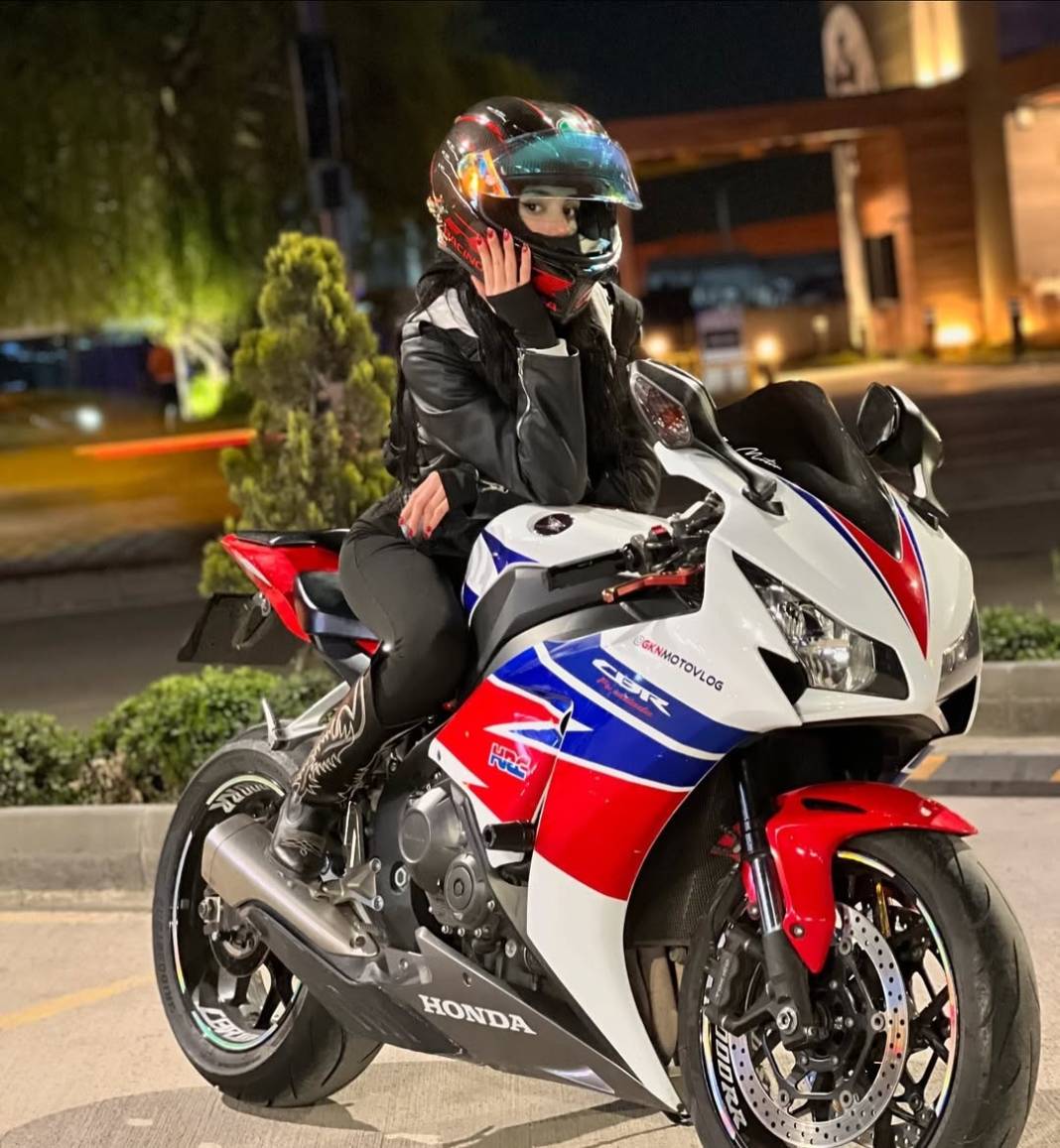 Motosiklet tutkunu genç kadın, son yolculuğuna uğurlandı 10