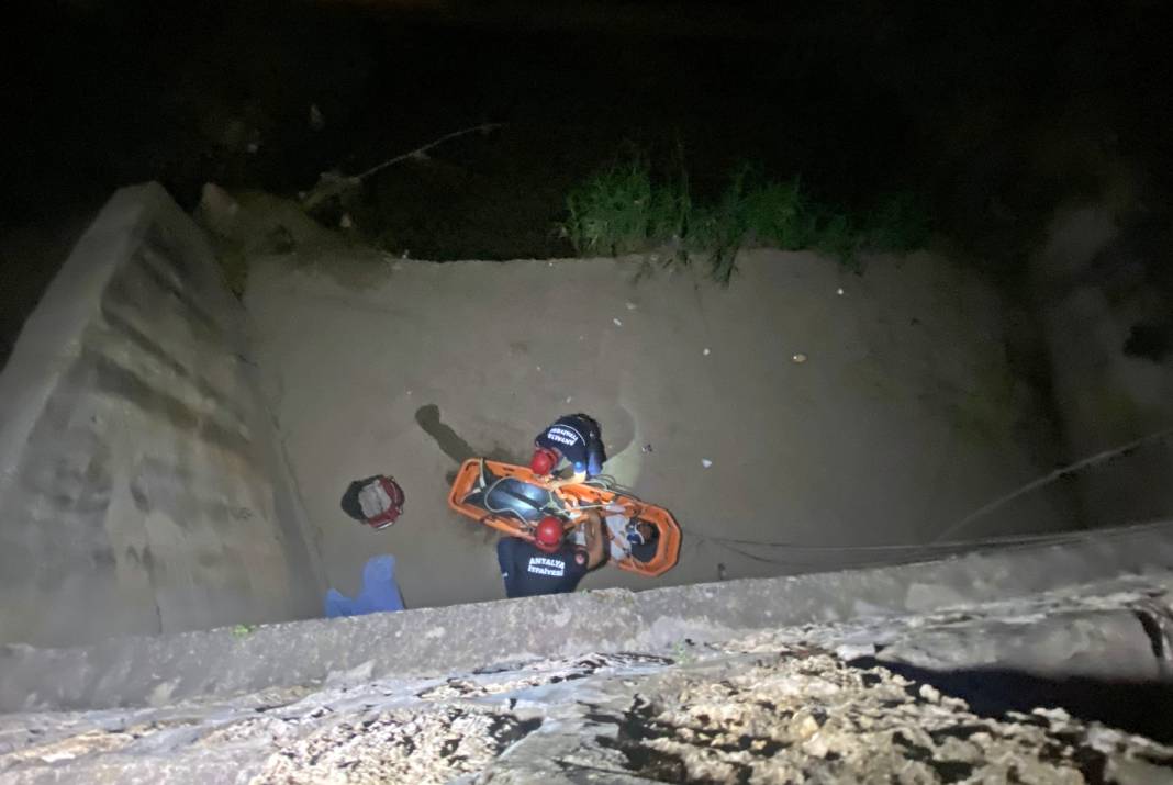 Köprünün beton bariyerlerine çıkan bir genç, dengesini kaybedip 5 metre yükseklikten düştü 1