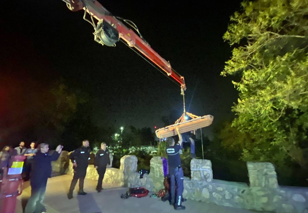 Köprünün beton bariyerlerine çıkan bir genç, dengesini kaybedip 5 metre yükseklikten düştü 4