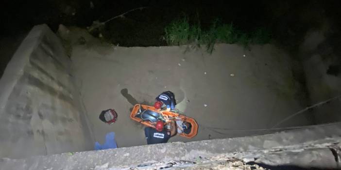 Köprünün beton bariyerlerine çıkan bir genç, dengesini kaybedip 5 metre yükseklikten düştü