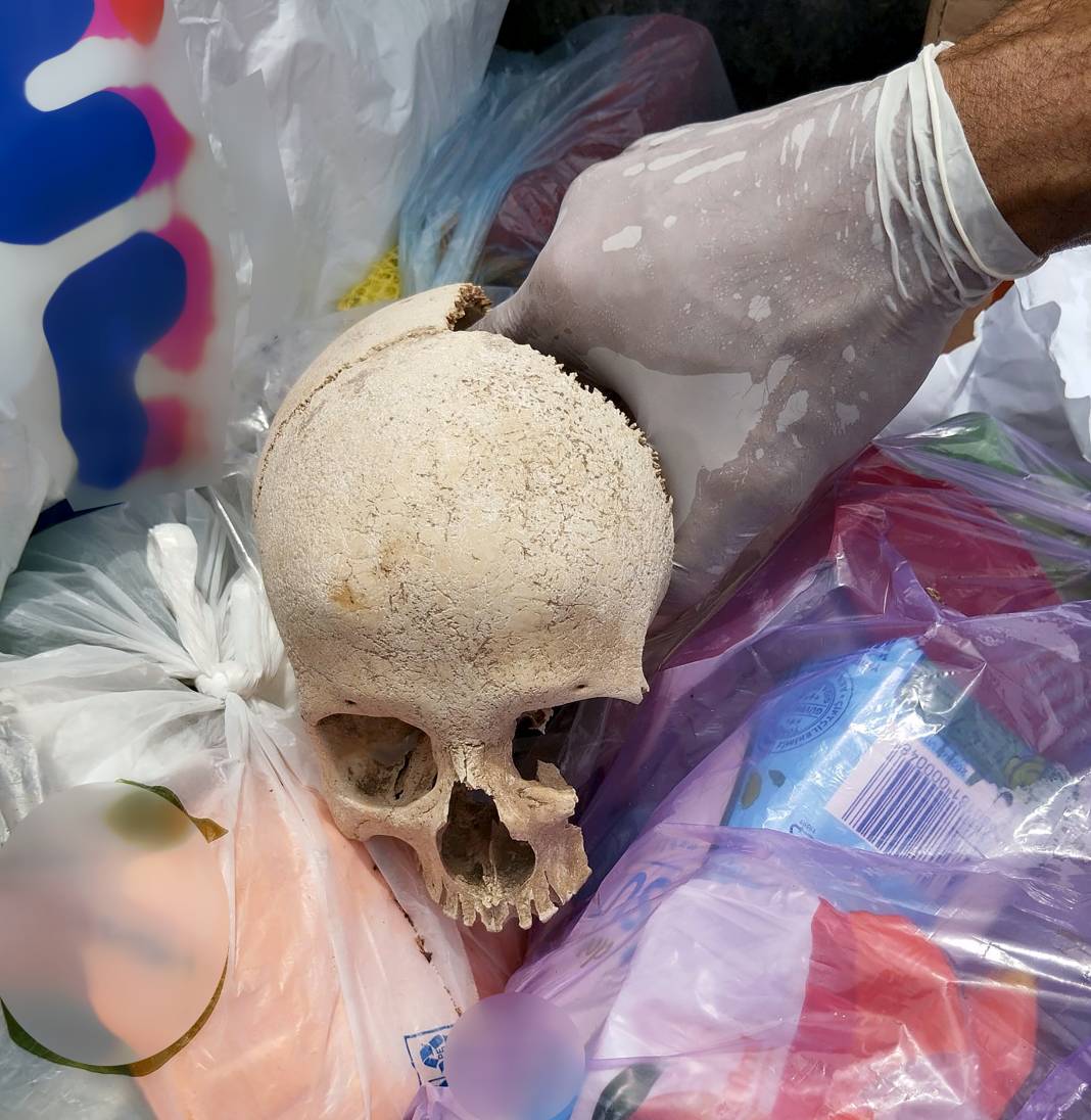 Çöp döktüğü sırada şok oldu! Kağıda sarılı halde buludu! 1