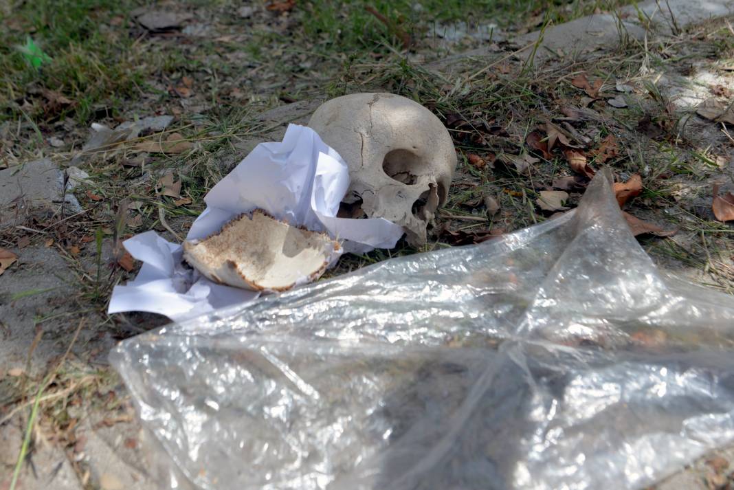 Çöp döktüğü sırada şok oldu! Kağıda sarılı halde buludu! 3