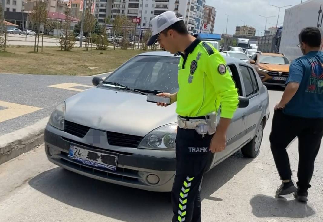 Plakasını bantla kapatıp yola çıktı, savunması çok etti 2
