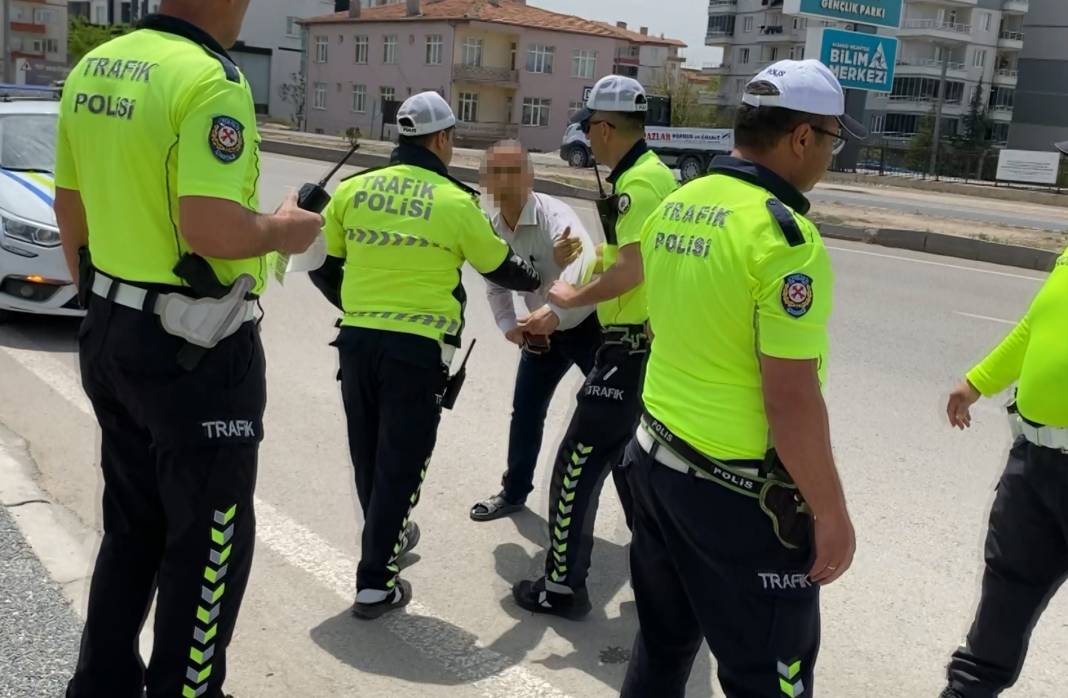 Plakasını bantla kapatıp yola çıktı, savunması çok etti 3