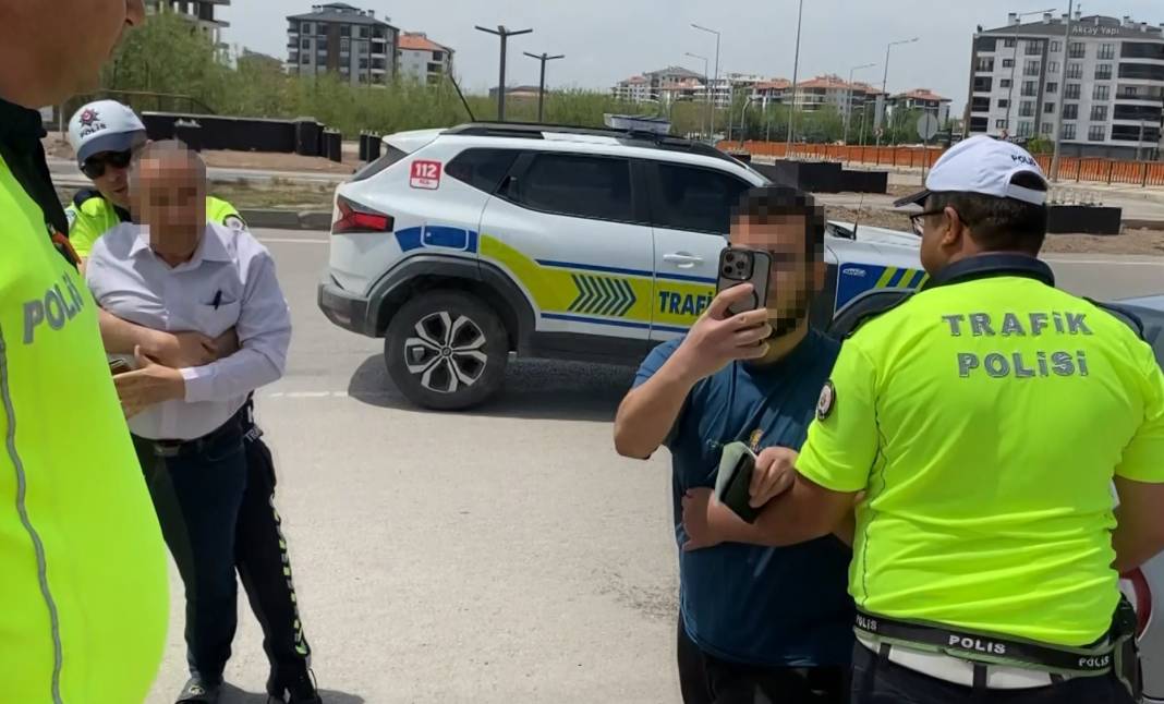Plakasını bantla kapatıp yola çıktı, savunması çok etti 4