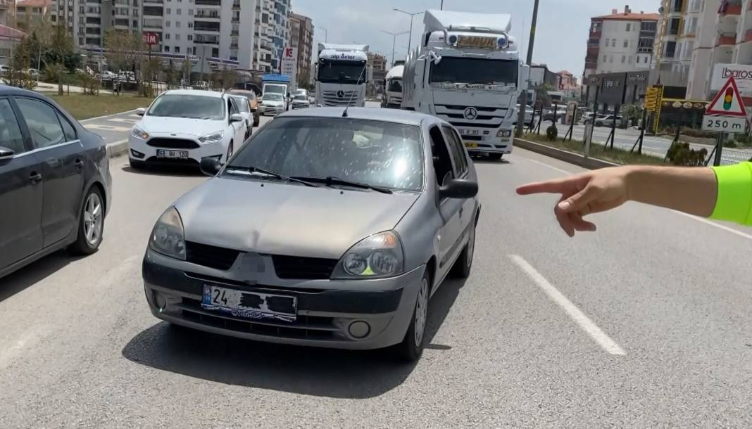 Plakasını bantla kapatıp yola çıktı, savunması çok etti 7