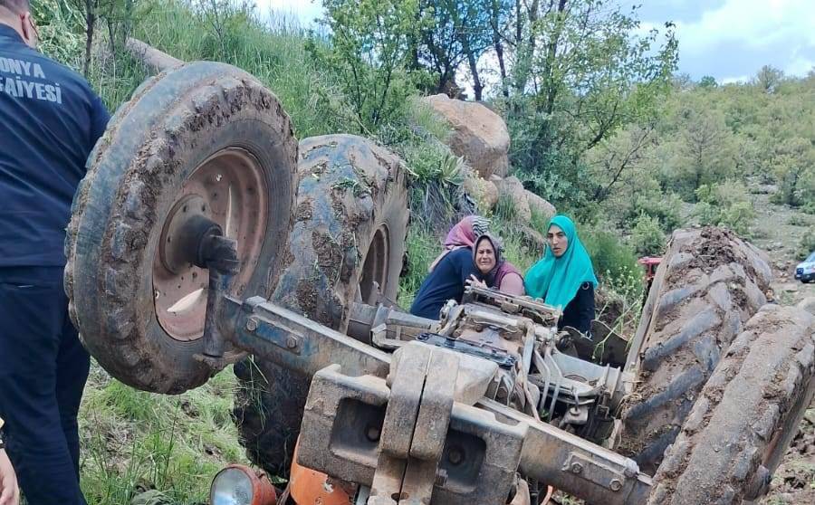 Konya'da devrilen traktörün altında kalan genç öldü 8