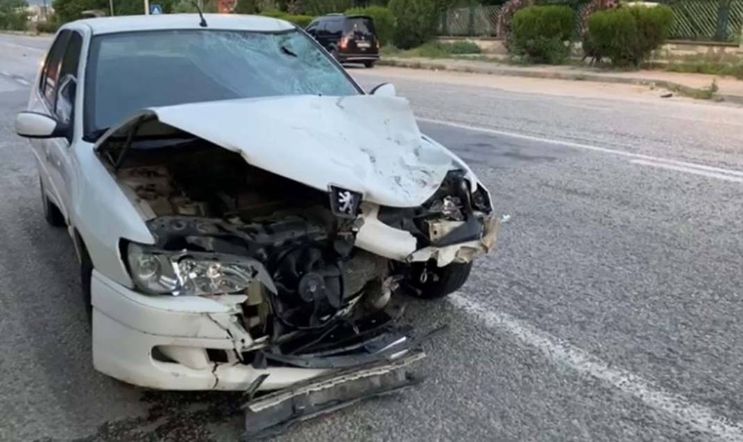 Manisa'da otomobilin çarptığı motosikletin sürücüsü ile yanındaki eşi öldü 4