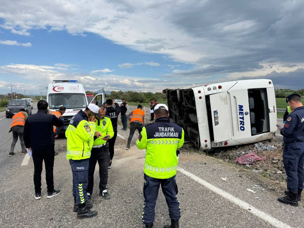 Son dakika! Konya'da yolcu otobüsü devrildi! 1