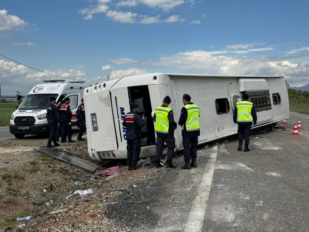 Son dakika! Konya'da yolcu otobüsü devrildi! 3