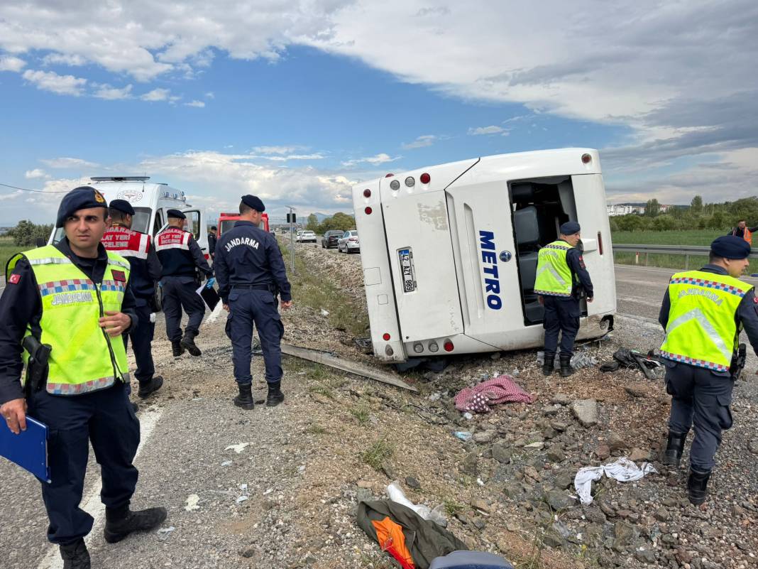 Son dakika! Konya'da yolcu otobüsü devrildi! 4
