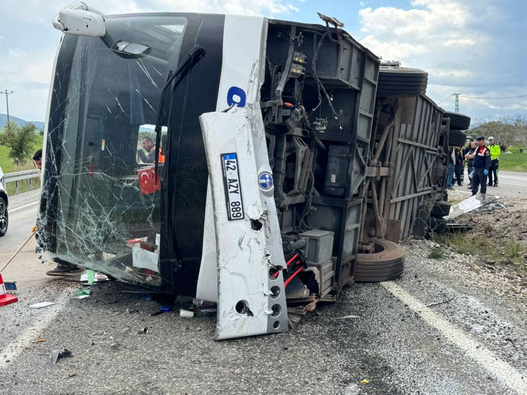 Son dakika! Konya'da yolcu otobüsü devrildi! 5