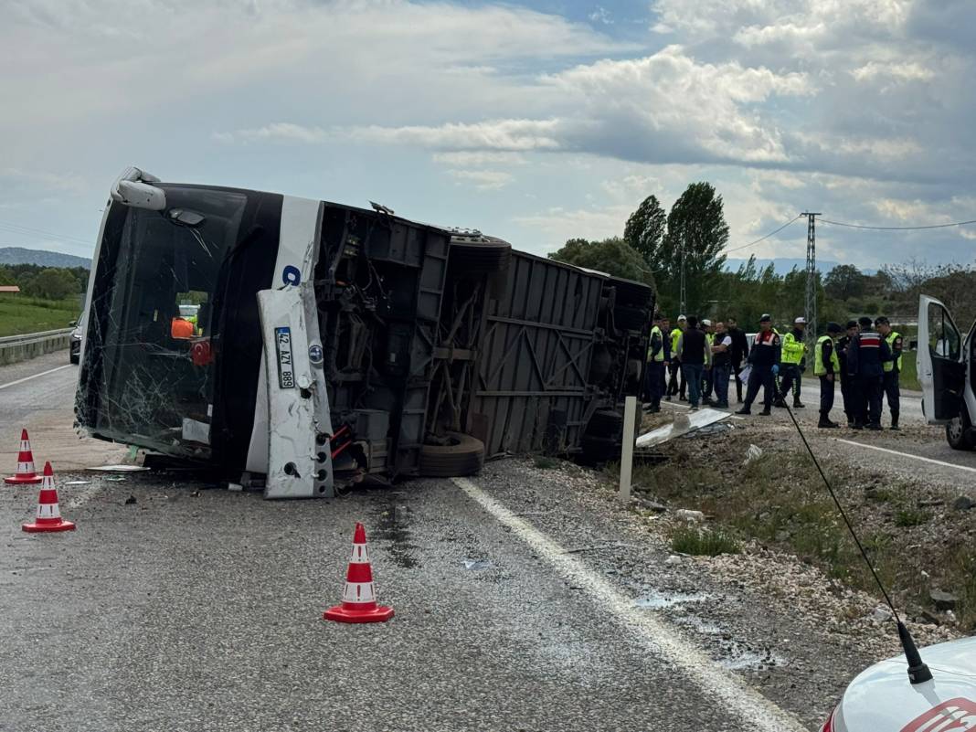 Son dakika! Konya'da yolcu otobüsü devrildi! 6