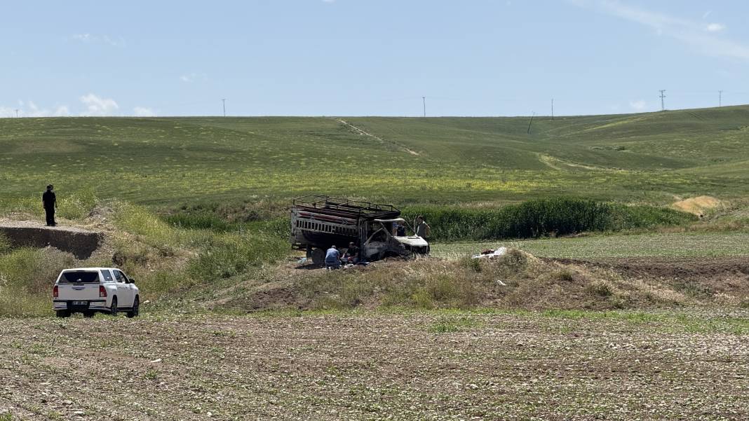 Diyarbakır'da kamyonette baba ile oğul yanmış halde bulundu 1