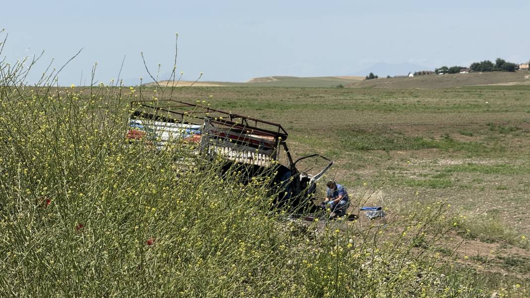 Diyarbakır'da kamyonette baba ile oğul yanmış halde bulundu 2