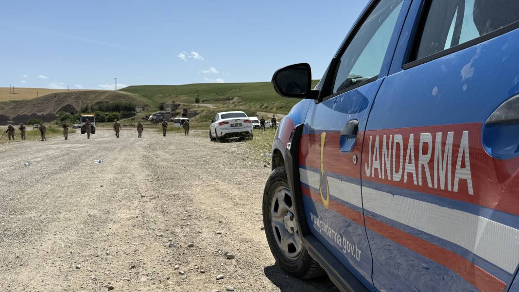 Diyarbakır'da kamyonette baba ile oğul yanmış halde bulundu 3