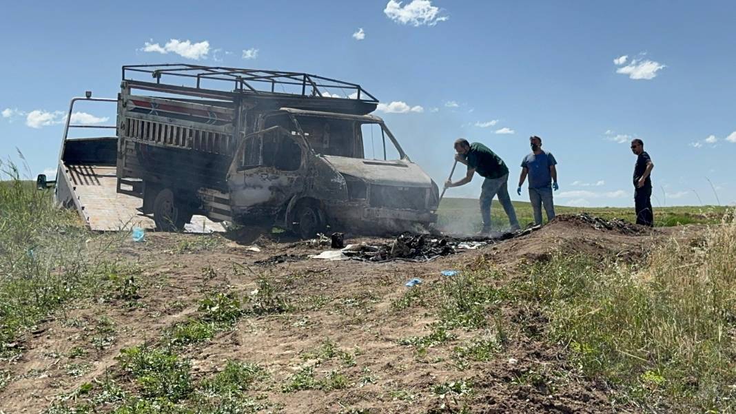 Diyarbakır'da kamyonette baba ile oğul yanmış halde bulundu 6