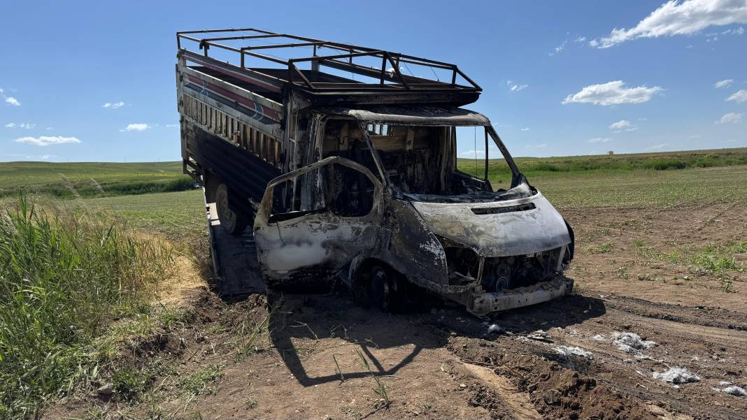 Diyarbakır'da kamyonette baba ile oğul yanmış halde bulundu 7