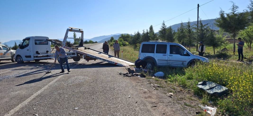 İşçileri taşıyan otomobil kaza yaptı: 4'ünün durumu ağır, 6 yaralı 3