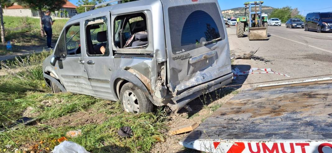 İşçileri taşıyan otomobil kaza yaptı: 4'ünün durumu ağır, 6 yaralı 4