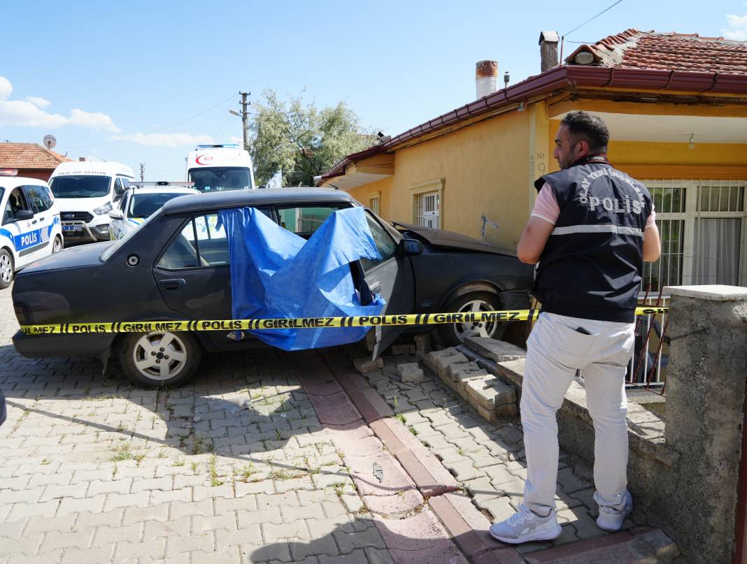 Otomobil eve çarptı: Kalp krizi geçiren sürücü hayatını kaybetti 2