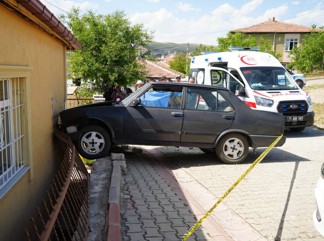 Otomobil eve çarptı: Kalp krizi geçiren sürücü hayatını kaybetti 3