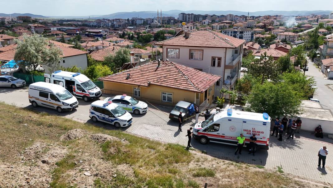 Otomobil eve çarptı: Kalp krizi geçiren sürücü hayatını kaybetti 4