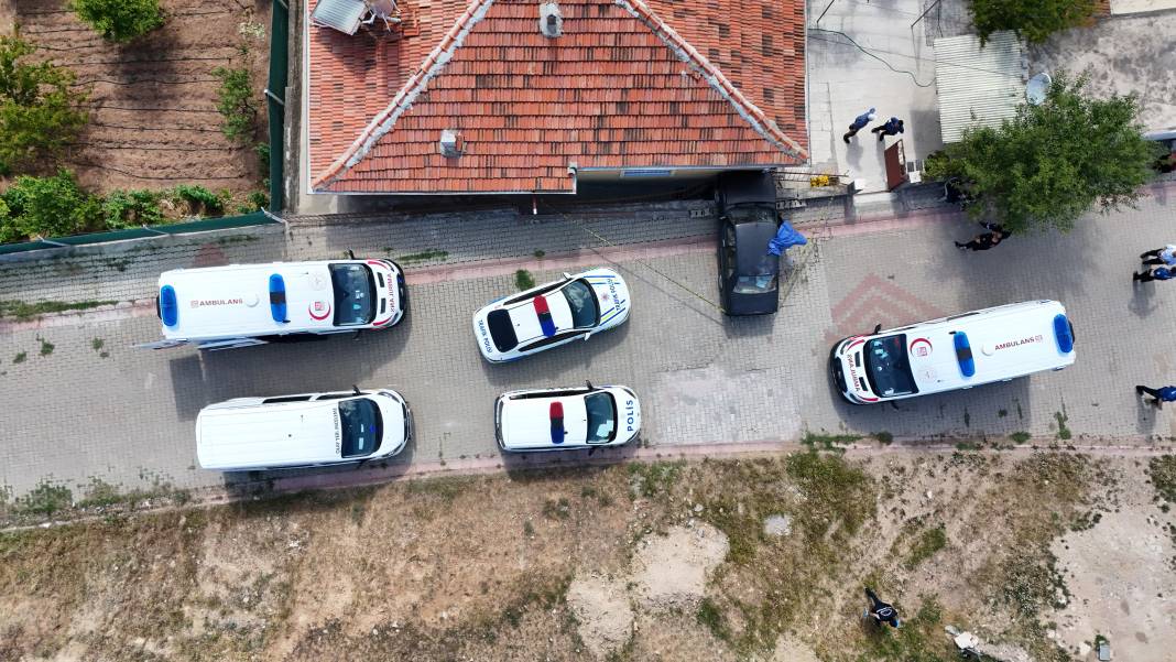 Otomobil eve çarptı: Kalp krizi geçiren sürücü hayatını kaybetti 7