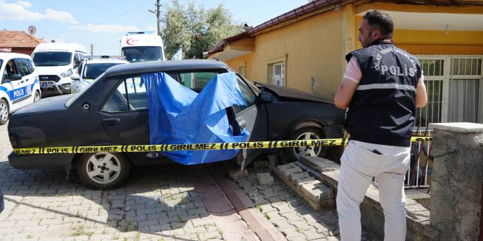 Otomobil eve çarptı: Kalp krizi geçiren sürücü hayatını kaybetti