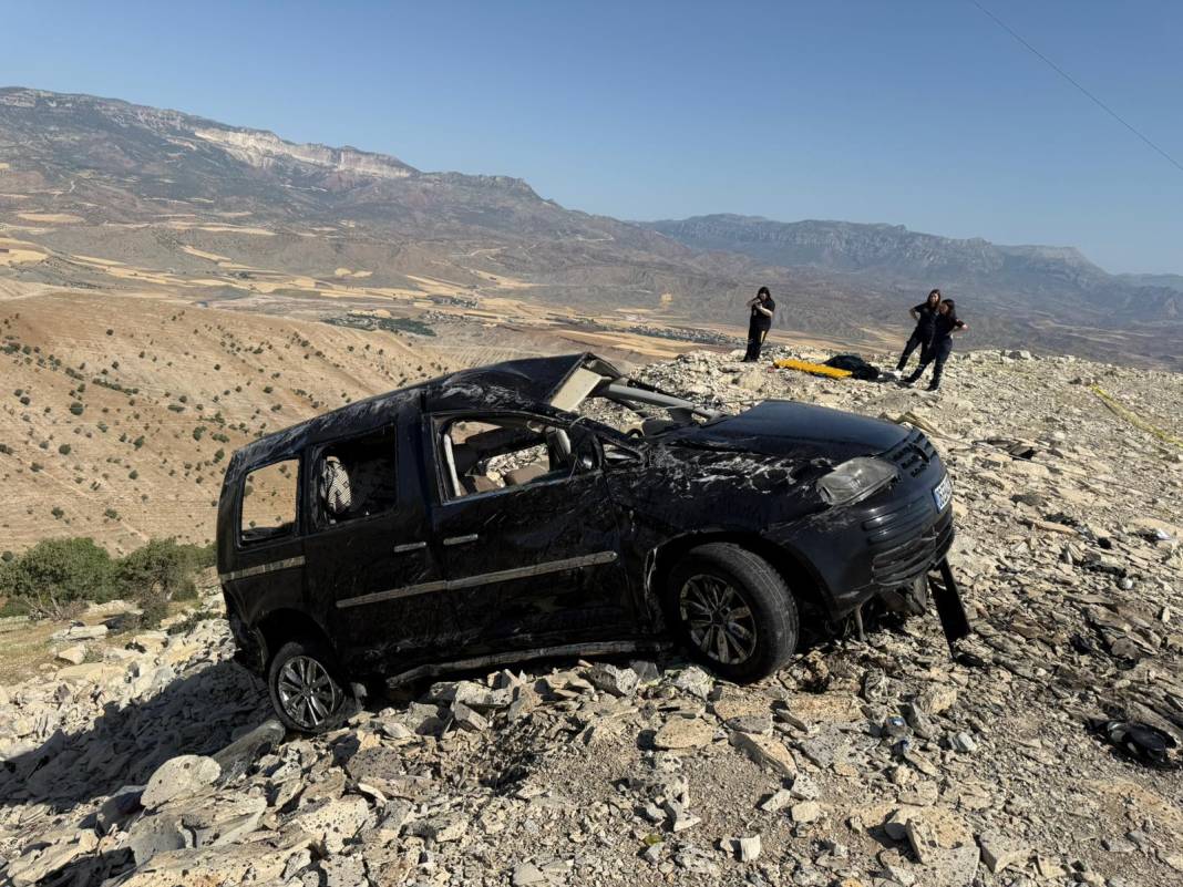 Hafif ticari araç şarampole devrildi: Aileden 3 kişi öldü, 2'si ağır 3 kişi yaralandı 1