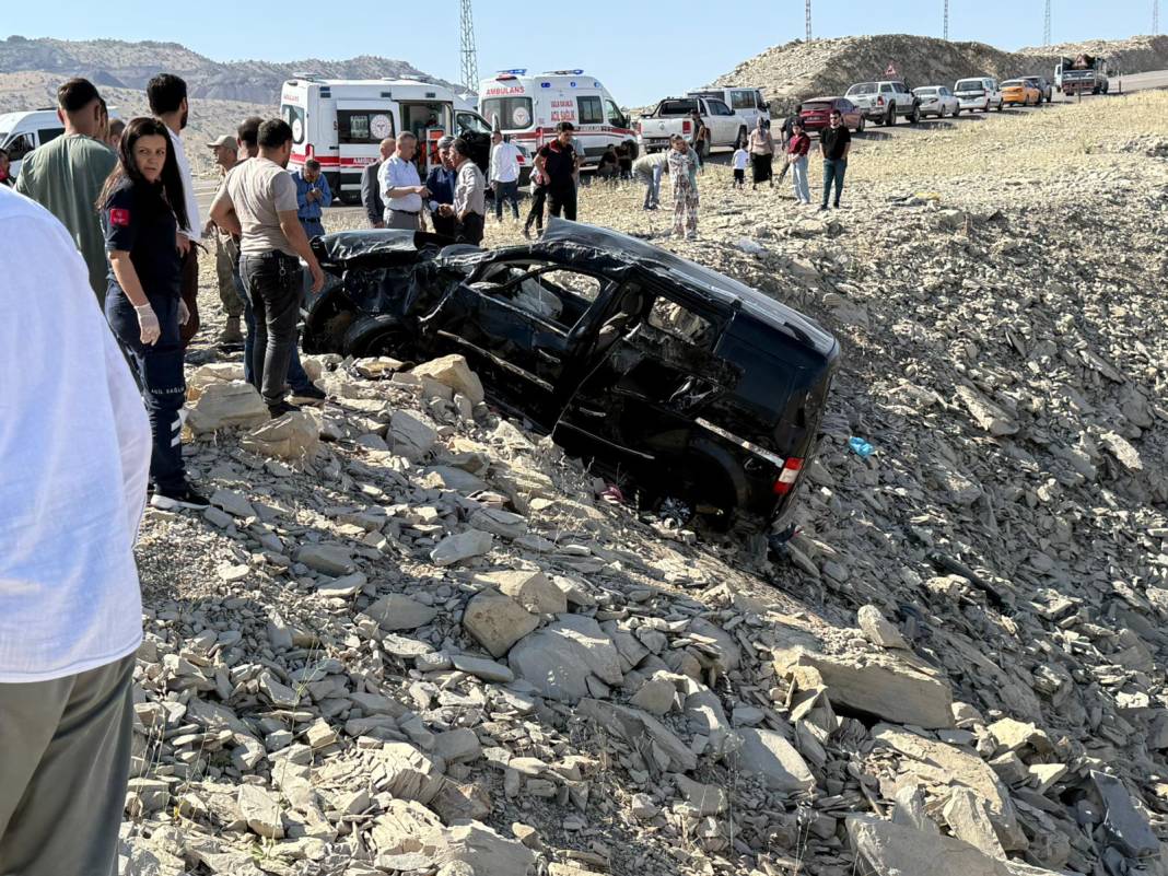 Hafif ticari araç şarampole devrildi: Aileden 3 kişi öldü, 2'si ağır 3 kişi yaralandı 2